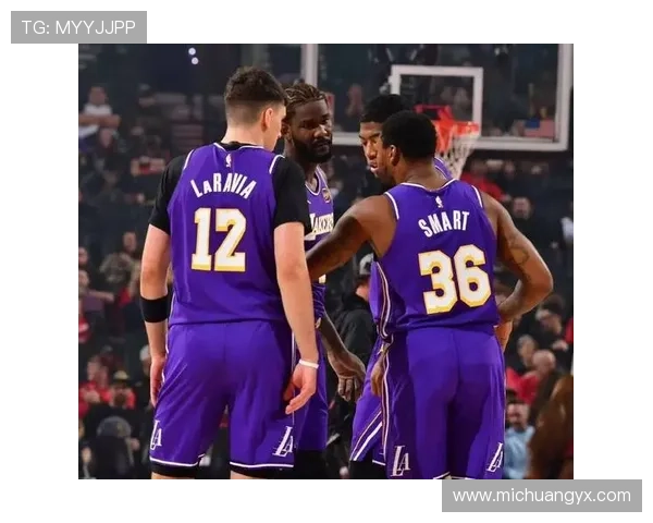 布朗尼快攻助攻范德比尔特飞身暴扣瞬间点燃湖人主场全体球迷激情